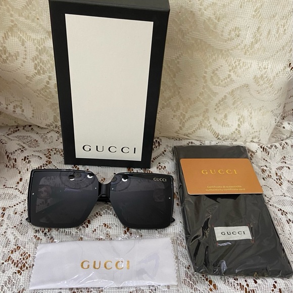 Gucci, Italy, Oversized Black Sunglasses with Original Box and Soft Case - Picture 4 of 11